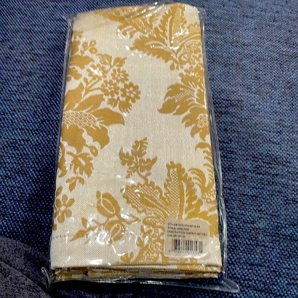 Brand new Waterford Shelton napkins in original packaging. Set of 4 - Picture 3 of 3